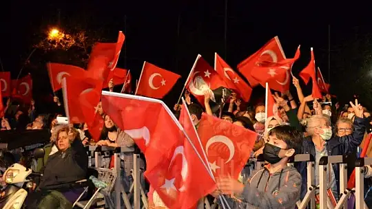 Fethiye'de Selda Bağcan rüzgarı esti