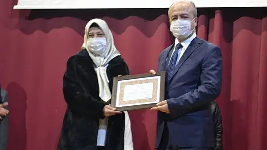 Emekli öğretmenlere Hizmet Şeref Belgeleri sunuldu