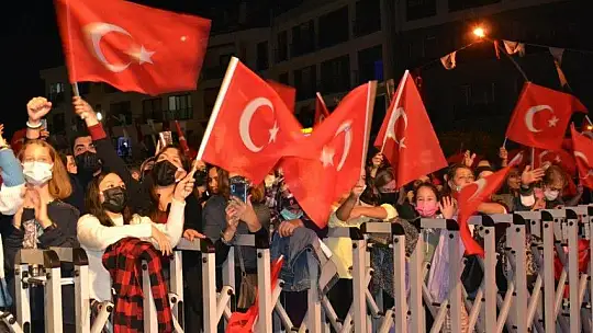 Fethiye'de Selda Bağcan rüzgarı esti