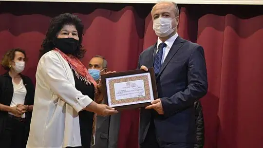 Emekli öğretmenlere Hizmet Şeref Belgeleri sunuldu