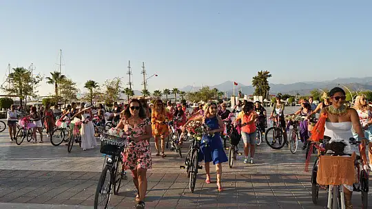 SÜSLÜ KADINLAR BİSİKLET TURUNDA KADINLAR, 10.YILDA DA PEDAL ÇEVİRDİ
