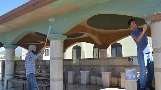 CHP, ÇİFTE MİNARELİ CAMİ BOYATIYOR