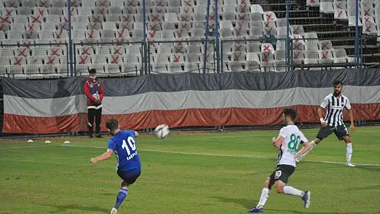 Lacivert-Beyazlılar liderliği bırakmıyor 2-1