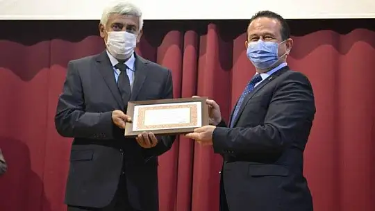 Emekli öğretmenlere Hizmet Şeref Belgeleri sunuldu