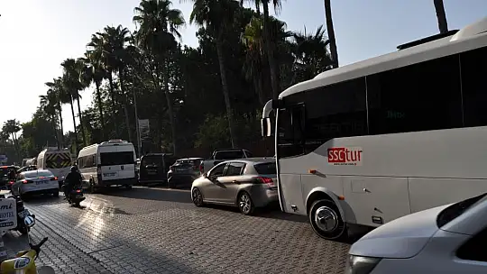 Tur Araçları Trafiği Kilitledi