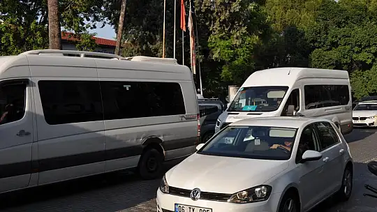 Tur Araçları Trafiği Kilitledi