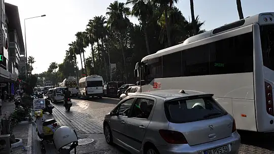 Tur Araçları Trafiği Kilitledi
