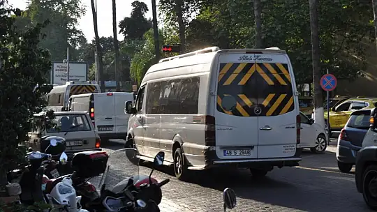 Tur Araçları Trafiği Kilitledi