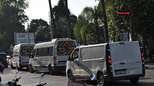 Tur Araçları Trafiği Kilitledi