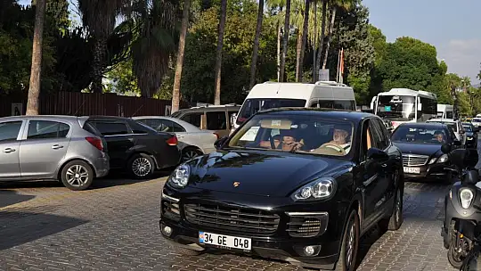 Tur Araçları Trafiği Kilitledi