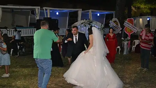 Eray Ertürk ile Aygün Maharramov rüya gibi bir düğünle dünya evine girdi