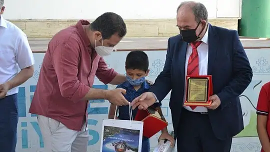 Okuma yarışmasında başarılı olan öğrencilere hediyeleri törenle takdim edildi