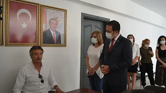 Eski Devlet Bakanı Kürşat Tüzmen vatandaşı aşıya davet etti