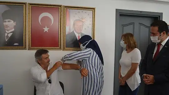 Eski Devlet Bakanı Kürşat Tüzmen vatandaşı aşıya davet etti