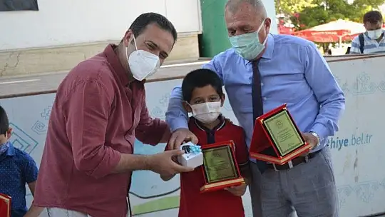 Okuma yarışmasında başarılı olan öğrencilere hediyeleri törenle takdim edildi