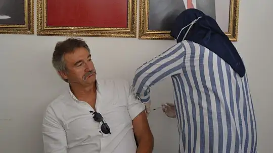 Eski Devlet Bakanı Kürşat Tüzmen vatandaşı aşıya davet etti