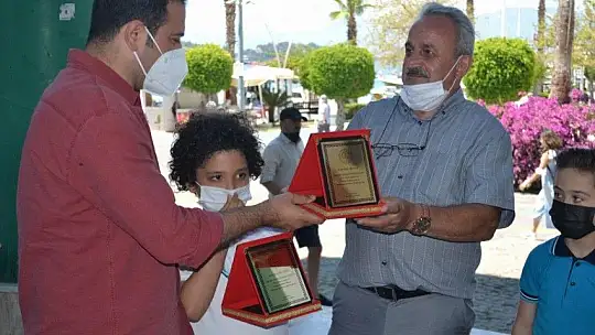 Okuma yarışmasında başarılı olan öğrencilere hediyeleri törenle takdim edildi
