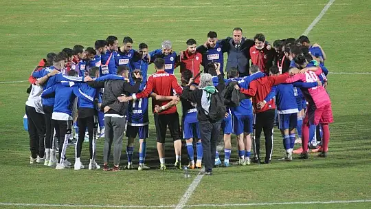 Lacivert-Beyazlılar liderliği bırakmıyor 2-1