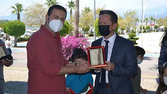 Okuma yarışmasında başarılı olan öğrencilere hediyeleri törenle takdim edildi