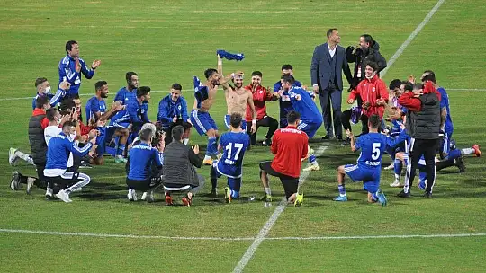 Lacivert-Beyazlılar liderliği bırakmıyor 2-1