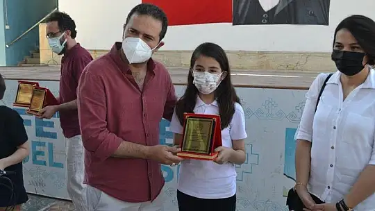Okuma yarışmasında başarılı olan öğrencilere hediyeleri törenle takdim edildi