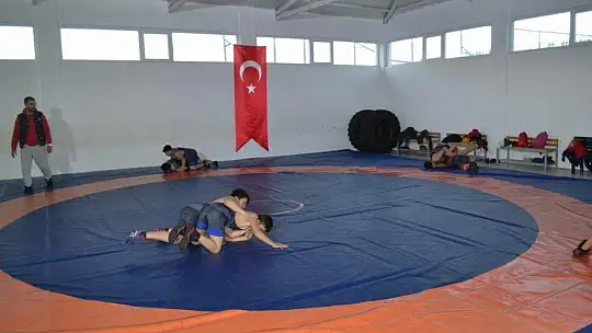 Fethiyeli Güreşçilerden 8 Altın Madalya