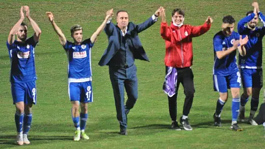 Lacivert-Beyazlılar liderliği bırakmıyor 2-1