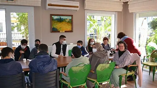 Engelleri Aşan Okul'dan yaşlılara ziyaret