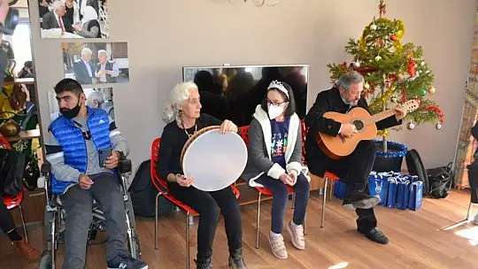 Engelleri Aşan Okul'dan yaşlılara ziyaret