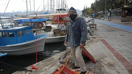 Balıkçılar kayıklarında bekledi