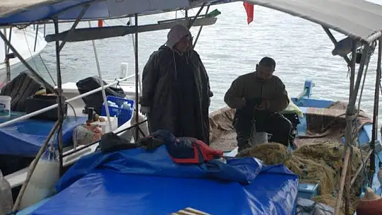 Balıkçılar kayıklarında bekledi