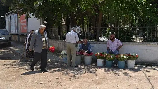 Mezar ziyaretlerinde herhangi bir yoğunluk yaşanmadı
