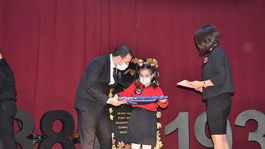 10 Kasım Atatürk'ü anma etkinliğinde duygu dolu anlar yaşandı