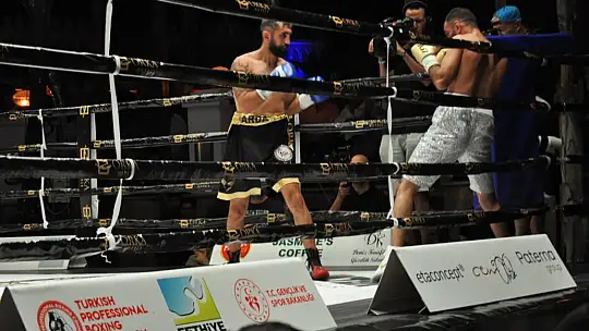 Fethiye WBC profesyonel boks gecesinde Kubilay Alcu gümüş kemeri kazandı