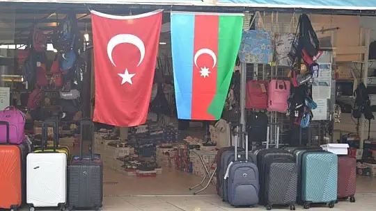 96. SOKAK TÜRK BAYRAKLARI İLE KIRMIZIYA DÖNÜŞTÜ