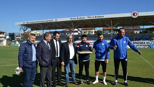 Futbolculara baklava ziyafeti