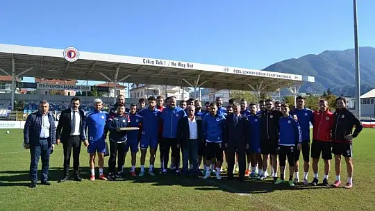 Futbolculara baklava ziyafeti