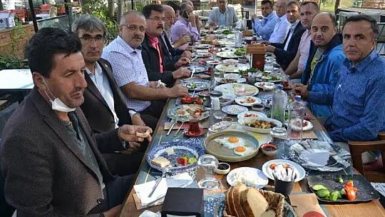 ÇOBAN MUHTARLAR İLE KAHVALTILI TOPLANTIDA BULUŞTU