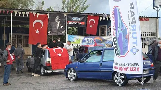 TÜRK BAYRAKLARI İLE ŞEHİR TURU ATTILAR