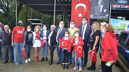 TÜRK BAYRAKLARI İLE ŞEHİR TURU ATTILAR