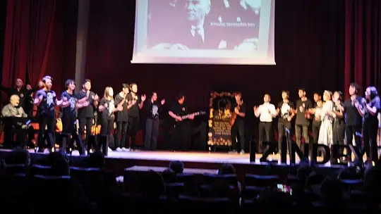 10 Kasım Atatürk'ü anma etkinliğinde duygu dolu anlar yaşandı