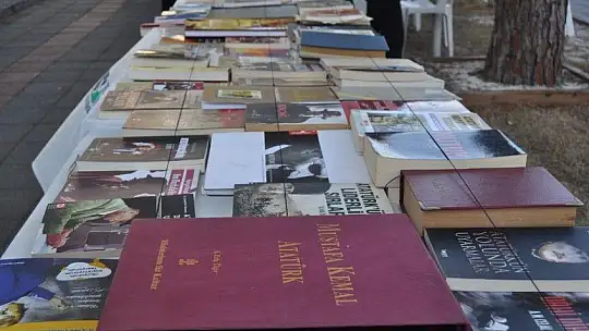 Atatürk anısına 10 Kasım kitap sergisi açıldı