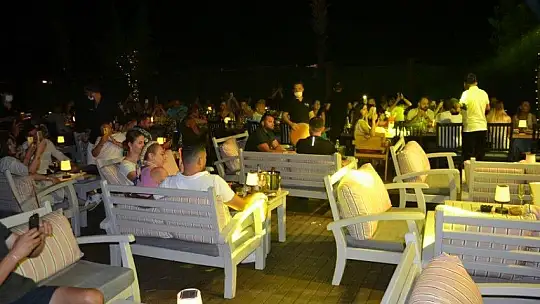 Barbun Cafe Bistro'da 'Sakiler Grubu' Unutulmaz Bir Konser Verdi