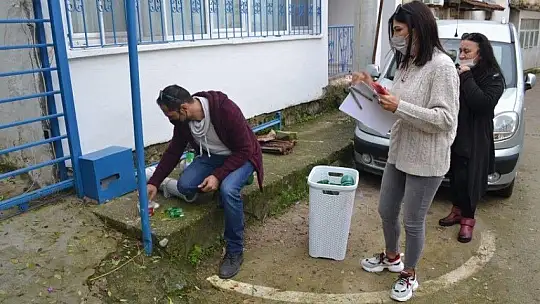 Can dostlara geri dönüşümden mama kapları