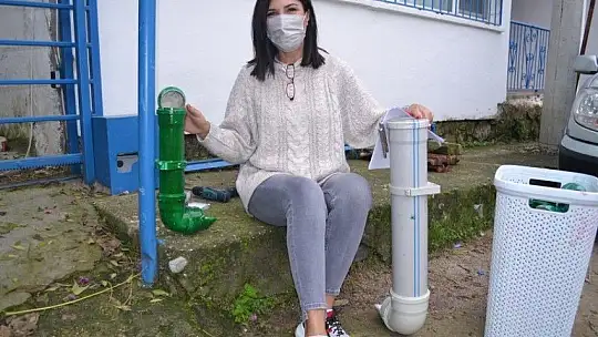 Can dostlara geri dönüşümden mama kapları