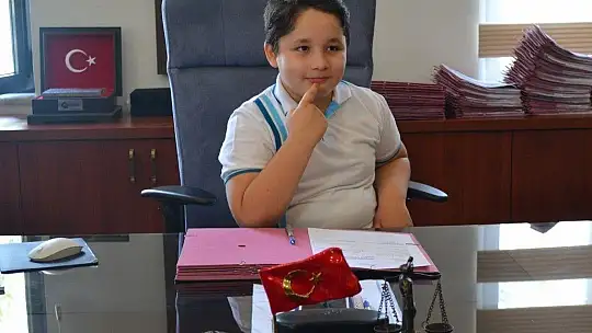 Başkan Karaca Makamını Minik Öğrenciye Devretti