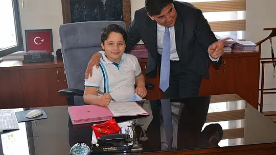 Başkan Karaca Makamını Minik Öğrenciye Devretti