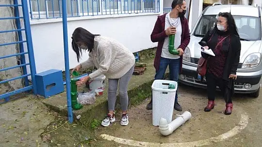 Can dostlara geri dönüşümden mama kapları