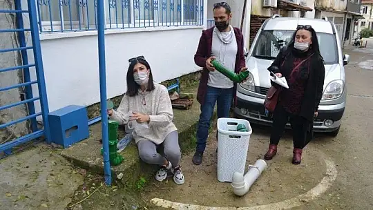 Can dostlara geri dönüşümden mama kapları