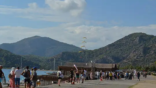 Ölüdeniz Hava Oyunları Festivali Halk Oyunlarıyla Başladı